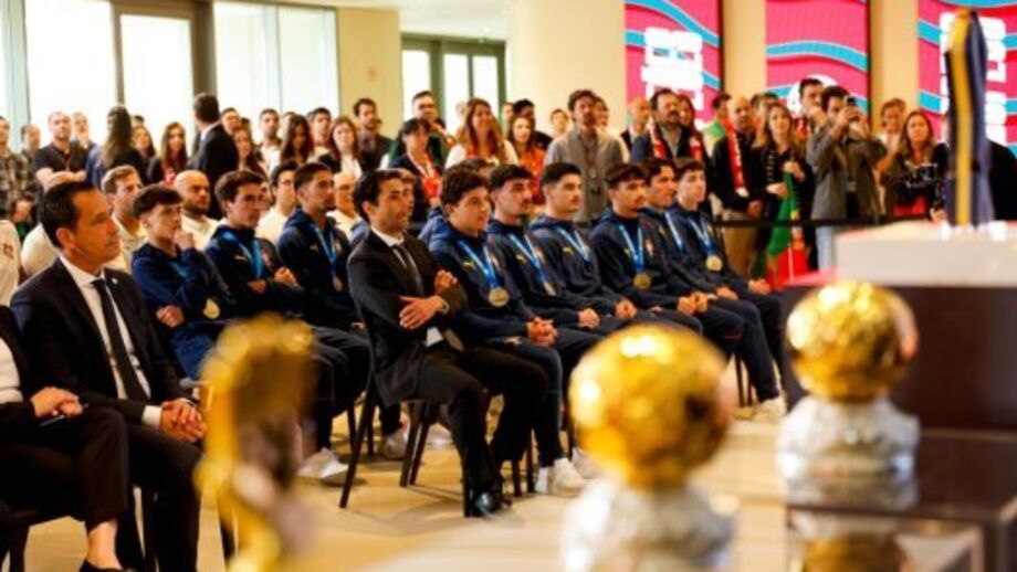 Campeões europeus sub-20 de futebol de praia foram recebidos na Cidade do Futebol