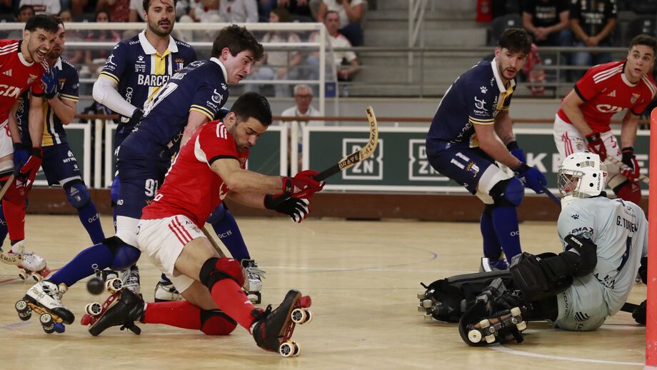 Jogadores de hóquei em patins disputam lance decisivo durante um jogo do campeonato