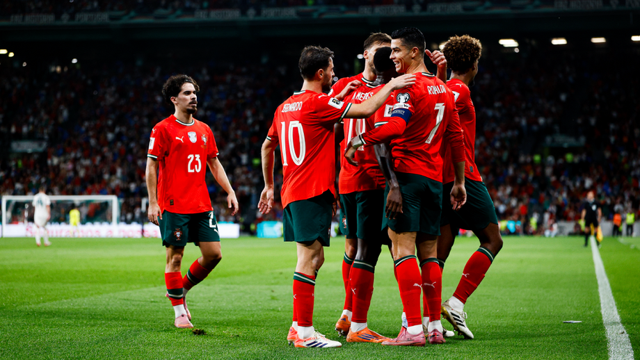 Jogadores da Seleção Nacional festejam um golo