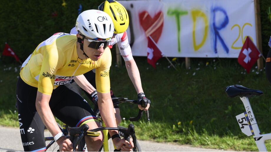 Tadej Pogacar vence ao sprint na Volta à Romandia