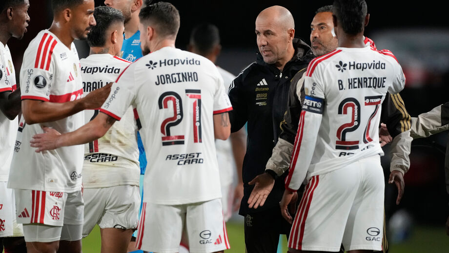 Leonardo Jardim fala com jogadores do Flamengo