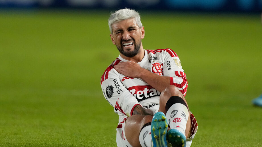Arrascaeta fratura clavícula em jogo do Flamengo contra os Estudiantes na Libertadores