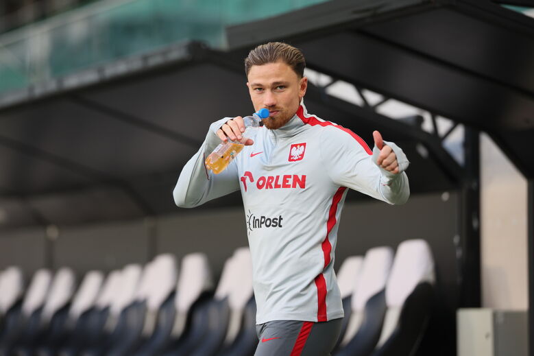 Defesa direito: Matty Cash (Polónia)