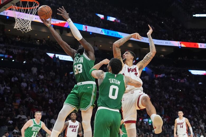 Neemias Queta frente aos Miami Heat