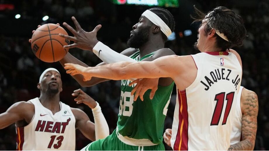 Neemias Queta frente aos Miami Heat