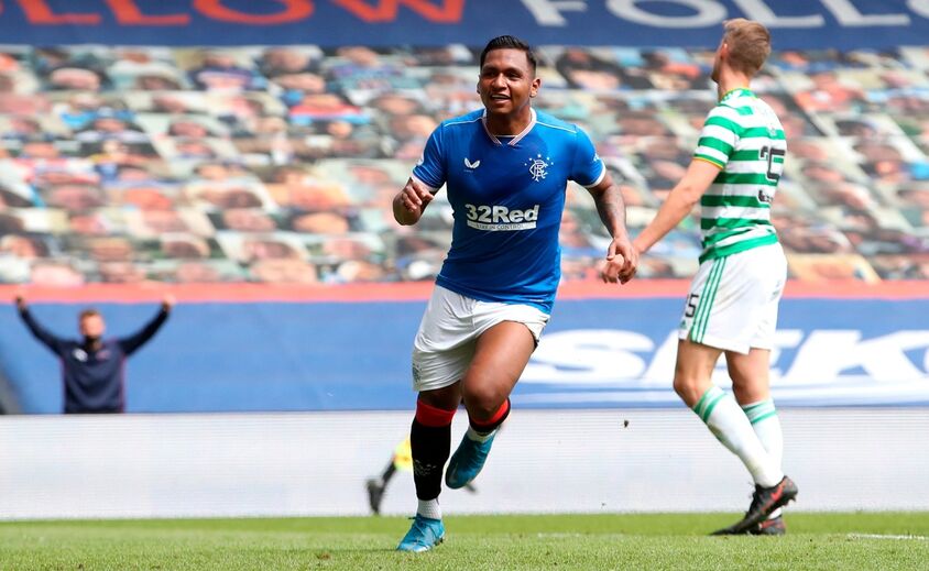 Morelos, jogador do Rangers, comemora golo