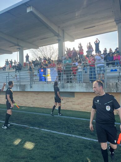 Torneio Internacional da Pontinha: claque do Santa Clara aplaude cartão branco