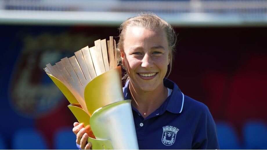 Gerda Konst com o troféu da Taça da Liga