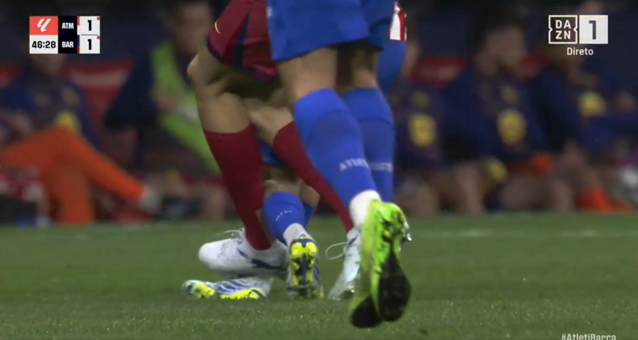 Árbitro reverteu vermelho de Gerard Martín neste lance