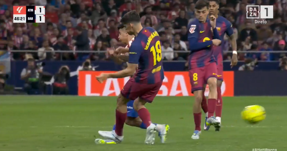 Árbitro reverteu vermelho de Gerard Martín neste lance