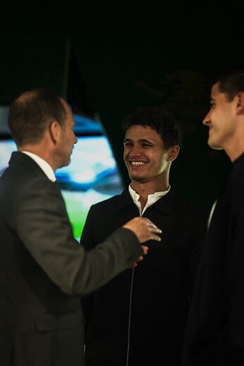 Norris em Alvalade: campeão do mundo de F1 assistiu ao Sporting-Arsenal e recebeu um presente de Varandas