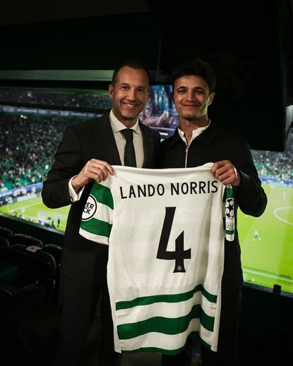 Norris em Alvalade: campeão do mundo de F1 assistiu ao Sporting-Arsenal e recebeu um presente de Varandas