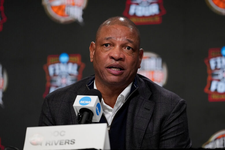Doc Rivers discursa numa conferência da NCAA
