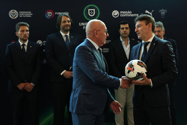 Entrega de donativo à AF Porto no projeto 'Unidos pelo Futebol'