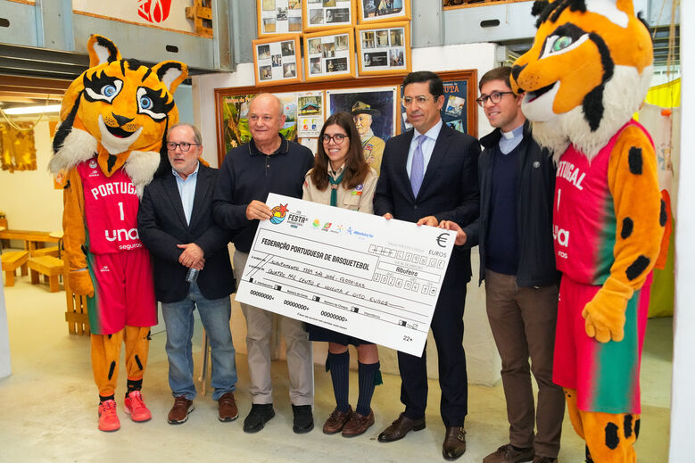 Manuel Fernandes e Rui Cristina entregam cheque solidário ao Agrupamento de Escutas 1389 S. José - Ferreiras