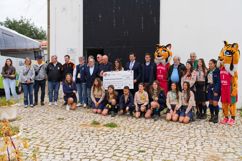 Manuel Fernandes e Rui Cristina entregam cheque solidário ao Agrupamento de Escutas 1389 S. José - Ferreiras