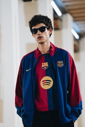 Equipamento do Barcelona com o símbolo do Spotify