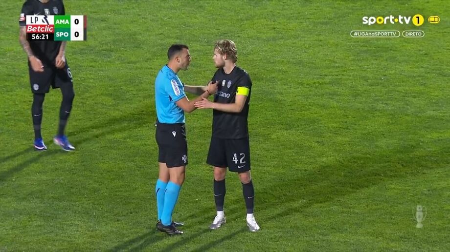 Árbitro fala com jogador durante o Amarante-Sporting na Liga 3