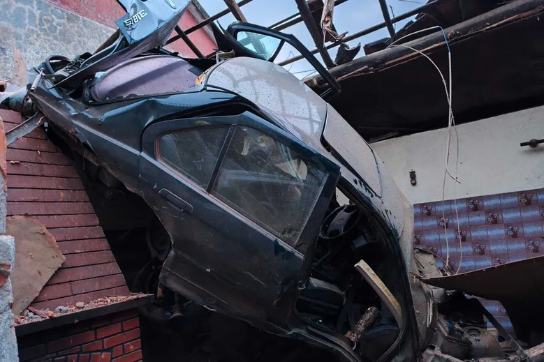 Carro em despiste cai na cozinha de uma casa após voar 80 metros