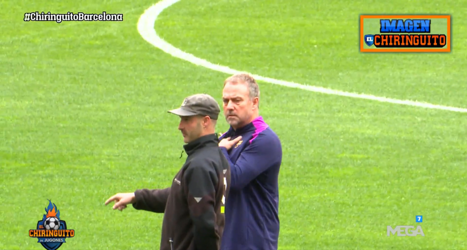 Hansi Flick mostra desagrado pela altura do tapete verde do Metropolitano junto de um dos tratadores de relva