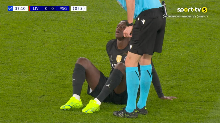 Preocupação para a Seleção Nacional: Nuno Mendes senta-se no relvado e sai lesionado do Liverpool-PSG