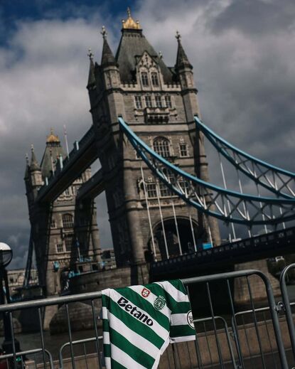 Camisola do leão na Tower Bridge