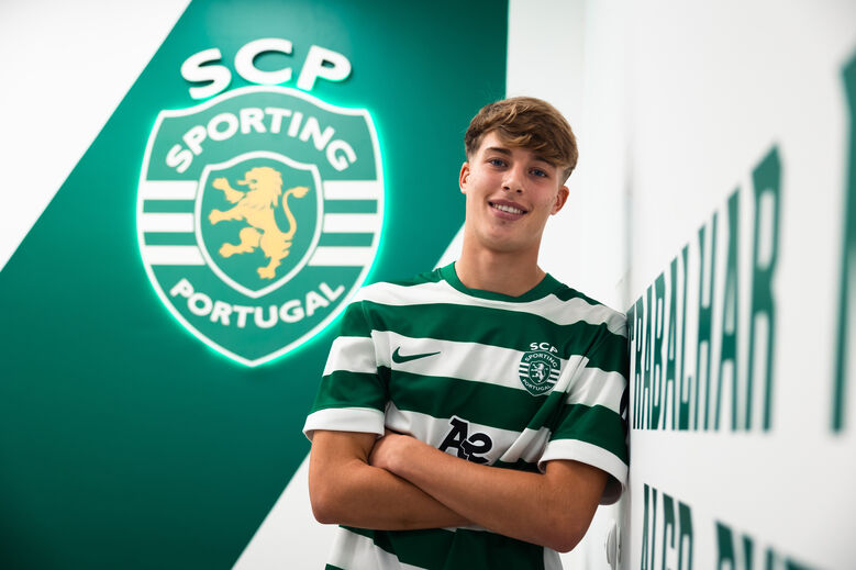 Francisco Simões posa junto ao símbolo do clube