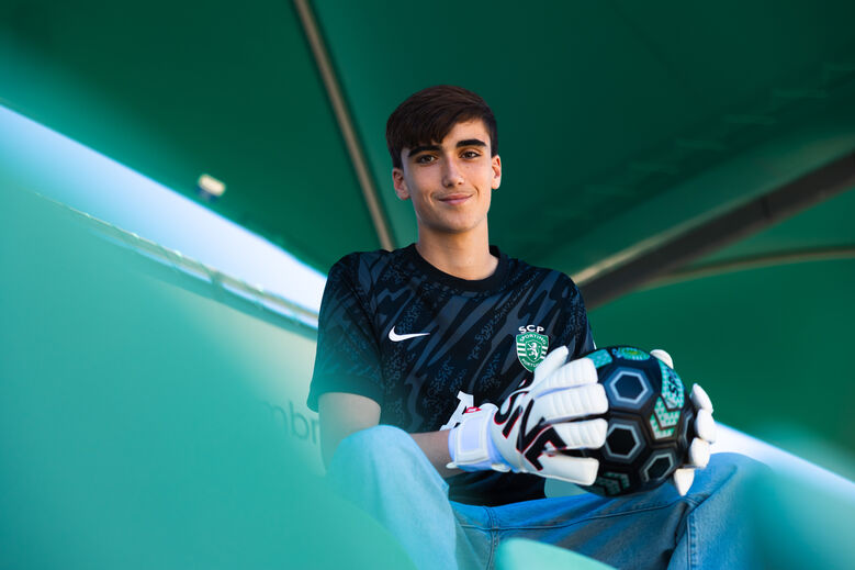 Afonso Redondo, guarda-redes do Sporting, assina contrato profissional e ambiciona jogar na equipa principal
