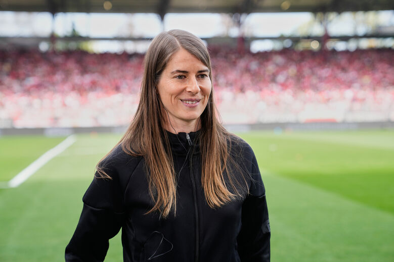 Marie-Louise Eta faz história ao tornar-se na primeira mulher a orientar uma equipa masculina das 'big-5'