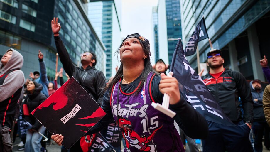 Fãs dos Toronto Raptors reunidos para apoiar a equipa nos playoffs da NBA