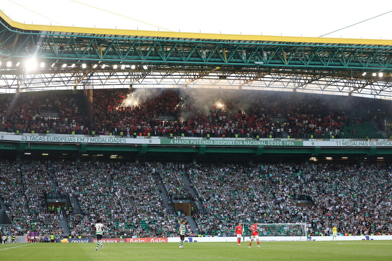 Claques de Benfica e Sporting fizeram a festa no dérbi com coro de tochas em Alvalade