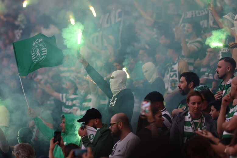 Claques de Benfica e Sporting fizeram a festa no dérbi com coro de tochas em Alvalade