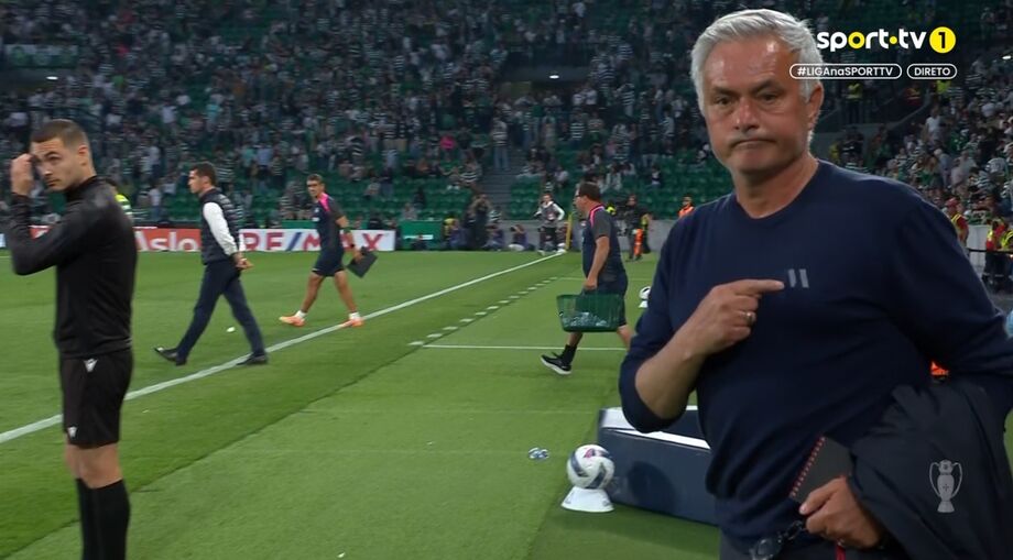 Mourinho aponta para o 'M' após vitória em Alvalade