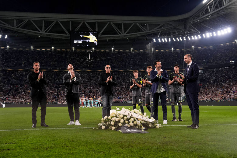Barzagli, Buffon, Chiellini e Bonucci foram ao Allianz homenagear Manninger