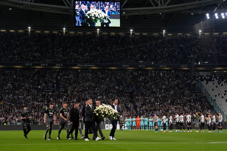 Barzagli, Buffon, Chiellini e Bonucci foram ao Allianz homenagear Manninger