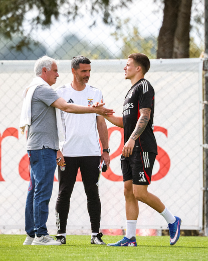José Mourinho presente no treino da equipa B do Benfica