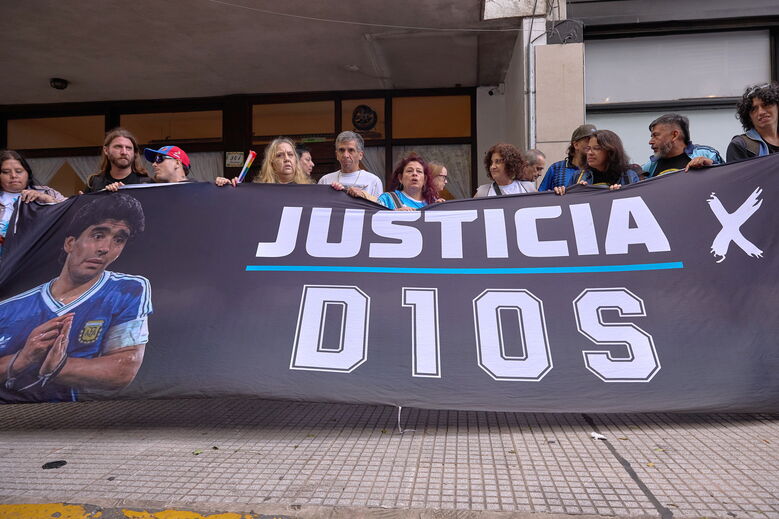Manifestação à porta do tribunal