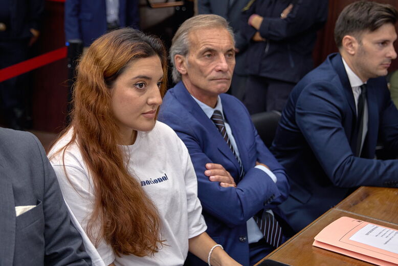 Jana, também filha de Maradona, durante audiência