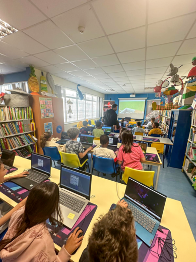 Alunos exploram criatividade e cidadania com Minecraft nas escolas.
