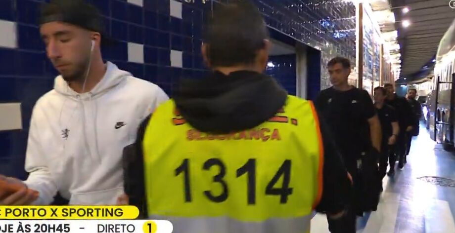 As imagens da confusão na chegada do Sporting ao Dragão