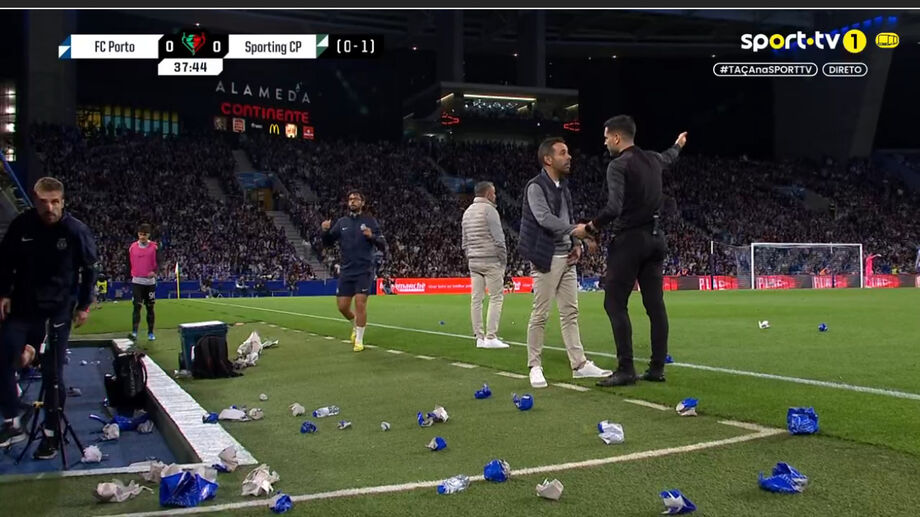 Garrafas, cartolinas... e Pote a dar toques: assim está o banco do Sporting após meia hora de jogo no Dragão