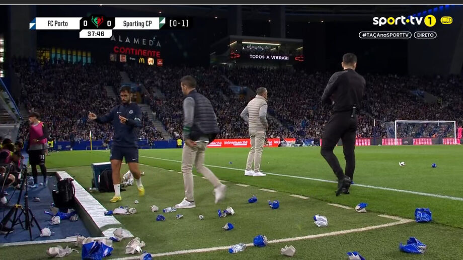 Garrafas, cartolinas... e Pote a dar toques: assim está o banco do Sporting após meia hora de jogo no Dragão