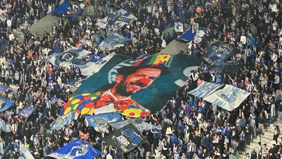 Claques do FC Porto exibiram tarja com Varandas mascarado de palhaço durante o clássico no Dragão