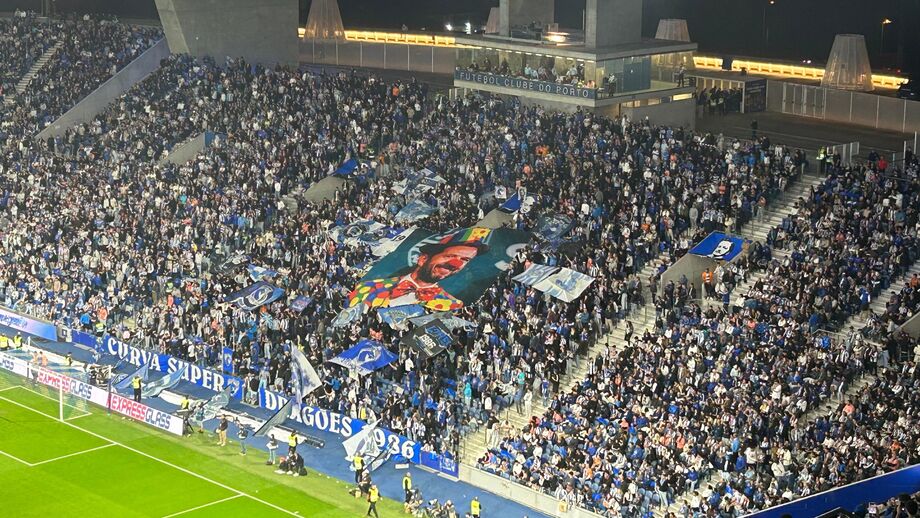 Claques do FC Porto exibiram tarja com Varandas mascarado de palhaço durante o clássico no Dragão