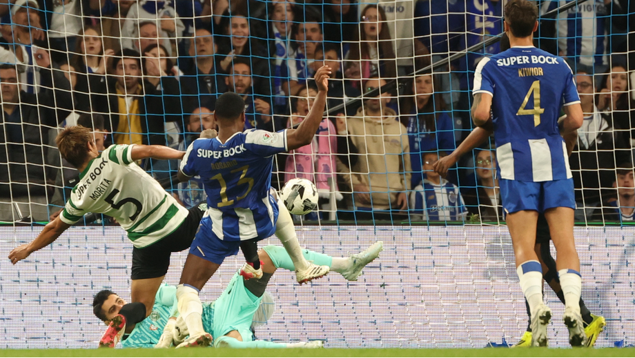 O momento da noite: a defesa de Rui Silva nos instantes finais do Clássico