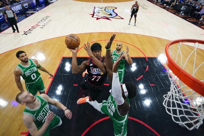 Neemias Queta em ação frente aos Philadelphia 76ers