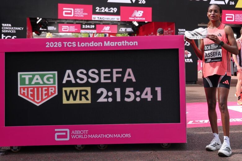 Tigst Assefa também voltou a celebrar em Londres, melhorando, mais uma vez, o recorde mundial da distância