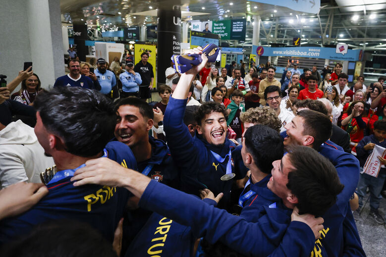 Seleção Nacional de sub-20 recebida em festa após conquistar o Europeu de futebol de praia