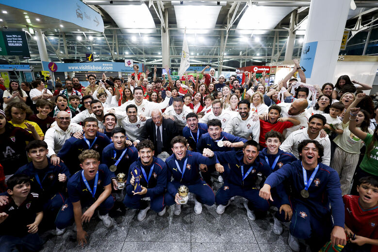 Seleção Nacional de sub-20 recebida em festa após conquistar o Europeu de futebol de praia