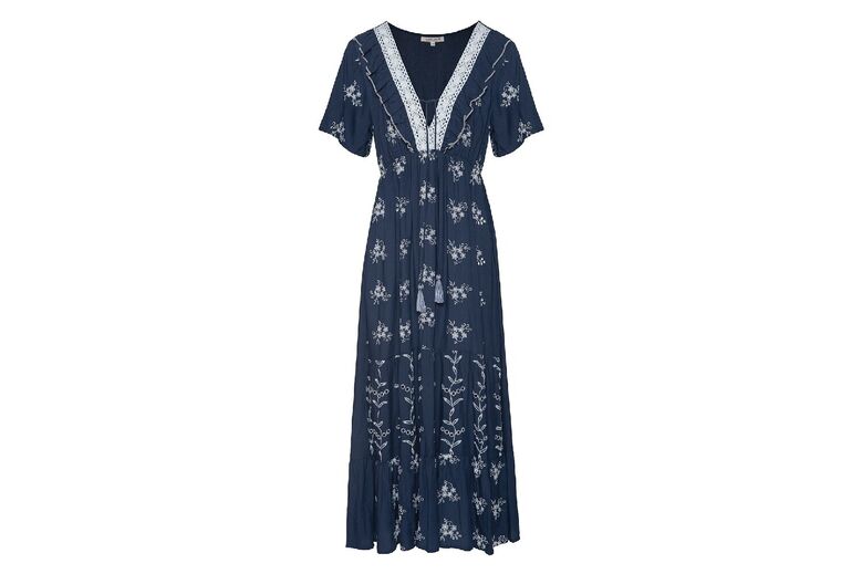 Vestido comprido azul com padrão floral branco e detalhes em renda